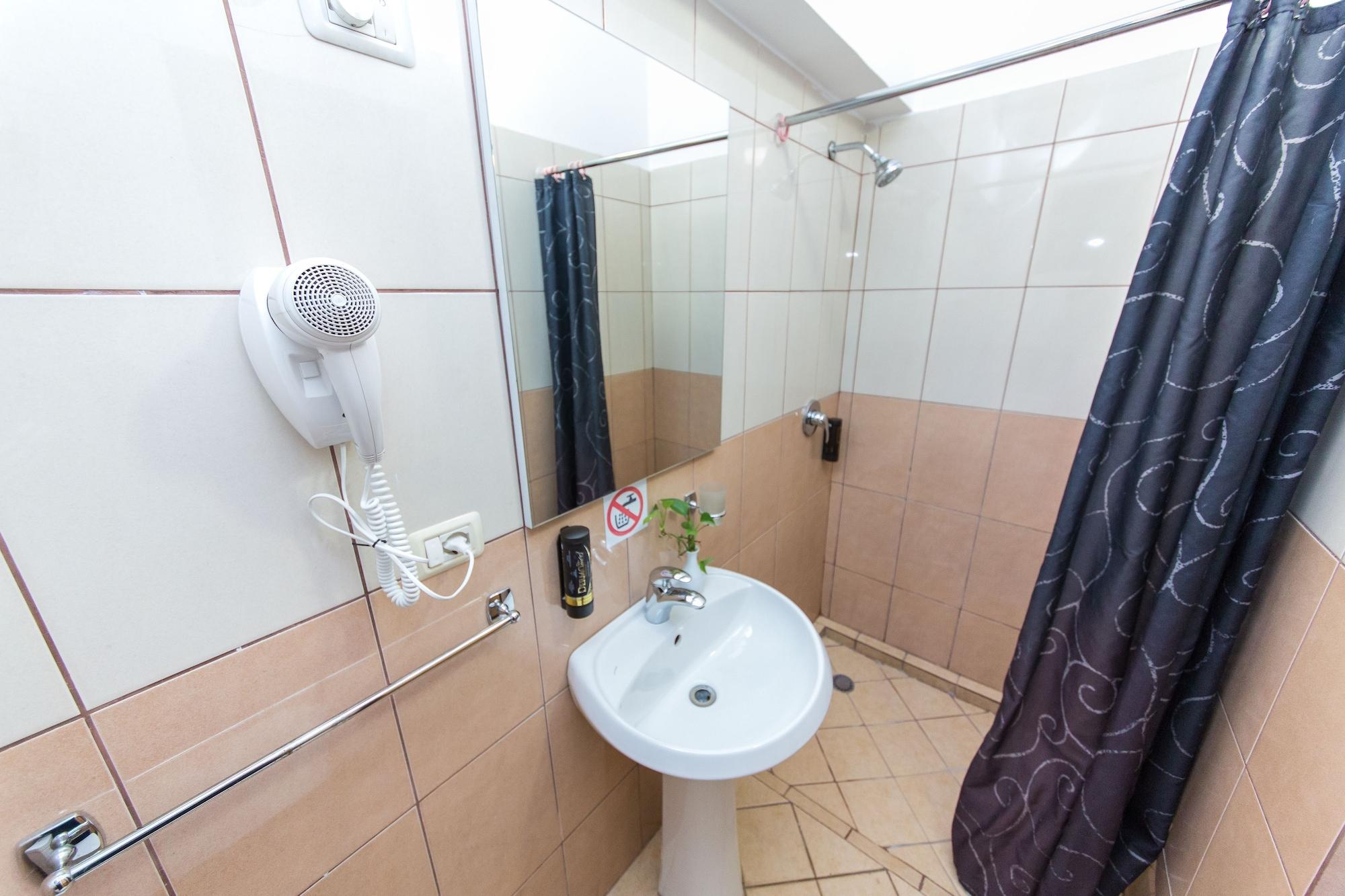 Hotel Baron Тирана Экстерьер фото