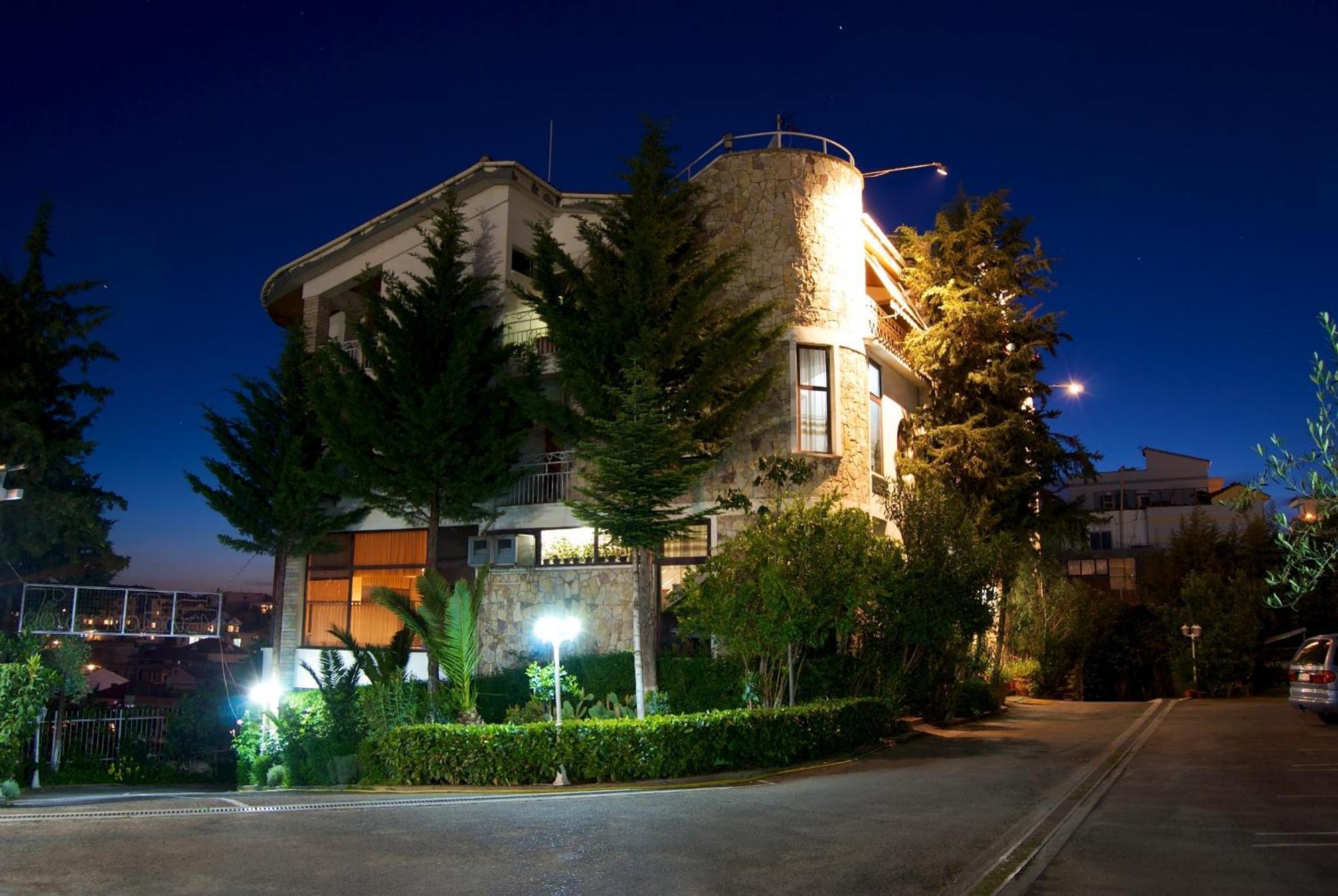 Hotel Baron Тирана Экстерьер фото