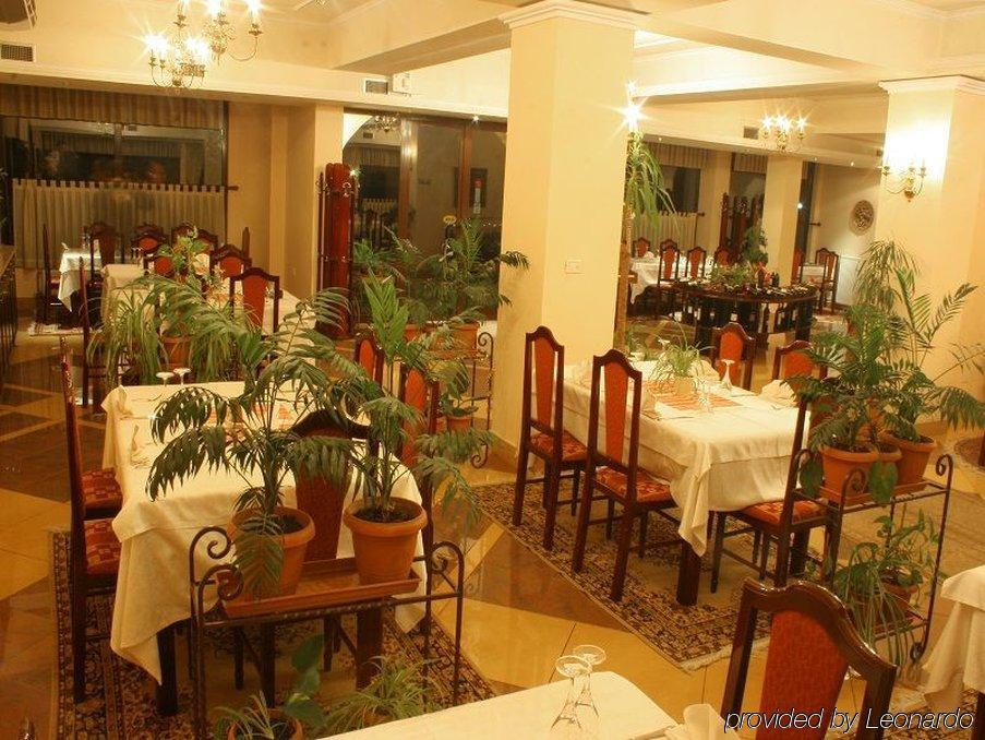 Hotel Baron Тирана Ресторан фото