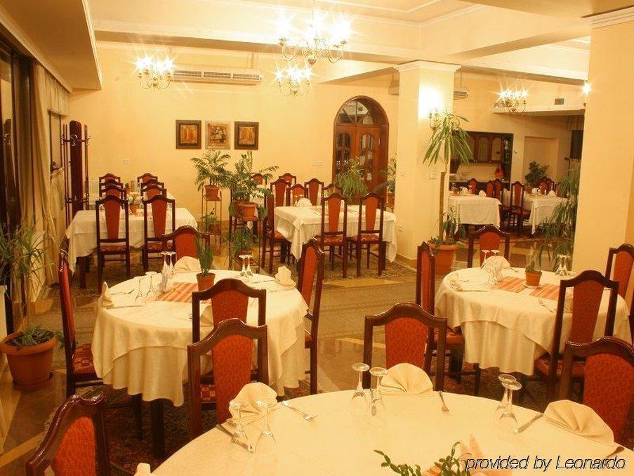 Hotel Baron Тирана Ресторан фото