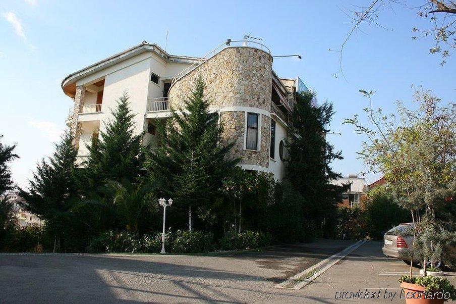 Hotel Baron Тирана Экстерьер фото